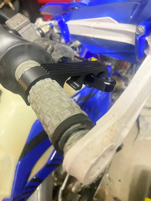 Dispozitiv de menținere a manetei la aerisire