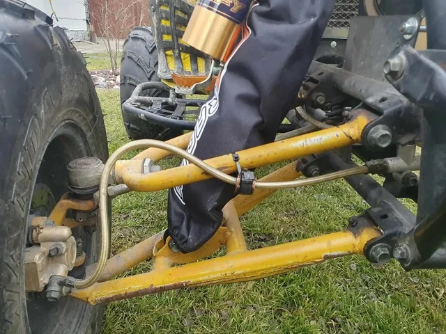 Clips flexibil pentru furtunul de frână